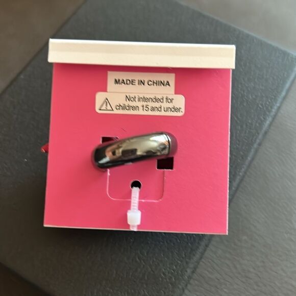 New Betsey Johnson adjustable red sparkly bow ring - Picture 2 of 3